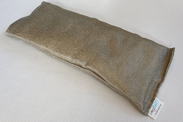 Ein braunes Stoffkissen liegt auf einer weißen Oberfläche.