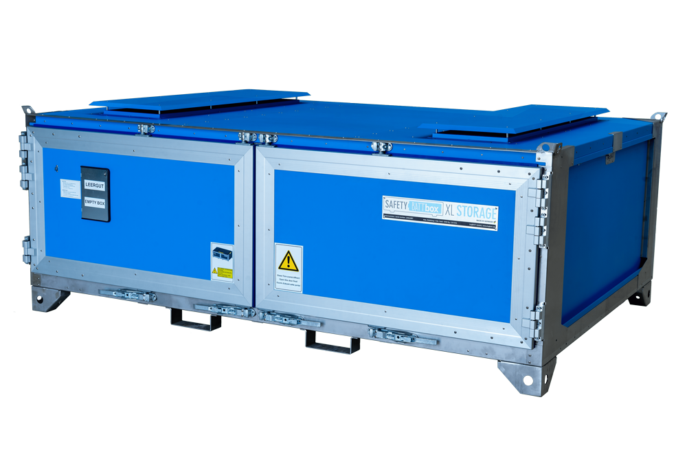 Große blaue Metallbox mit silbernem Rahmen und Warnaufklebern auf der Seite